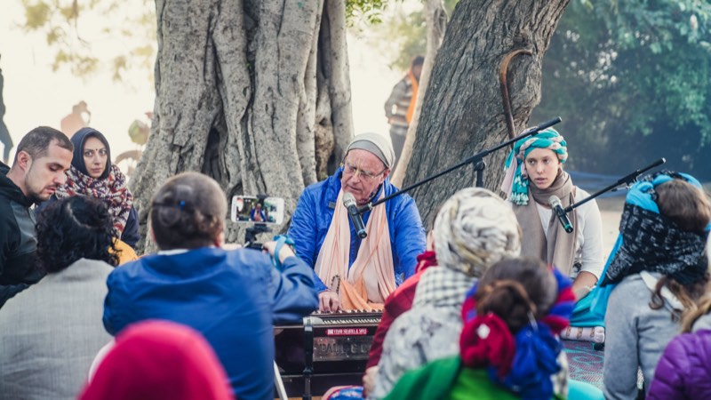 Indradyumna Swami speaking beneath a tree