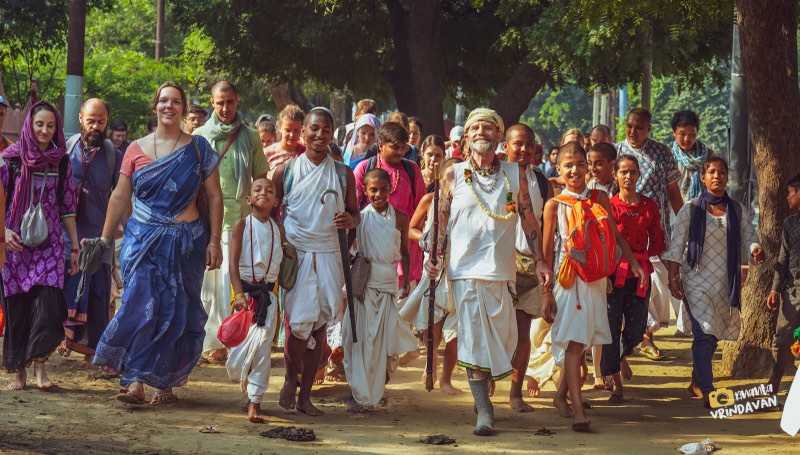 Devotees walking together on Kartik Parikrama