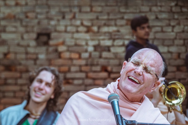 Indradyumna Swami laughing during kirtan