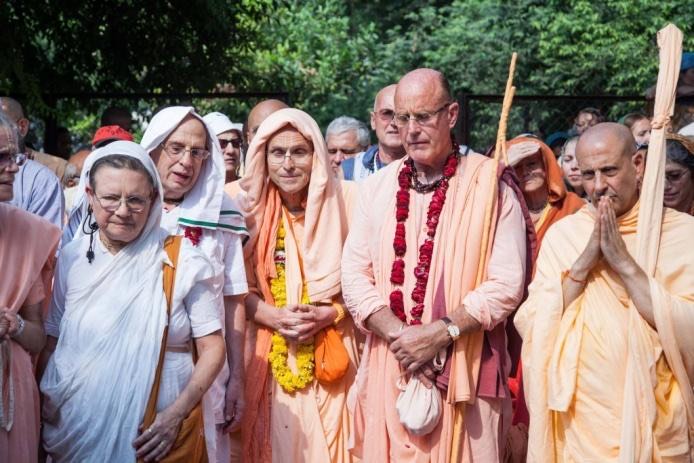 Devotees gathered in garlands