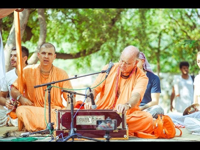 Indradyumna Swami and Bada Hari Das in kirtan